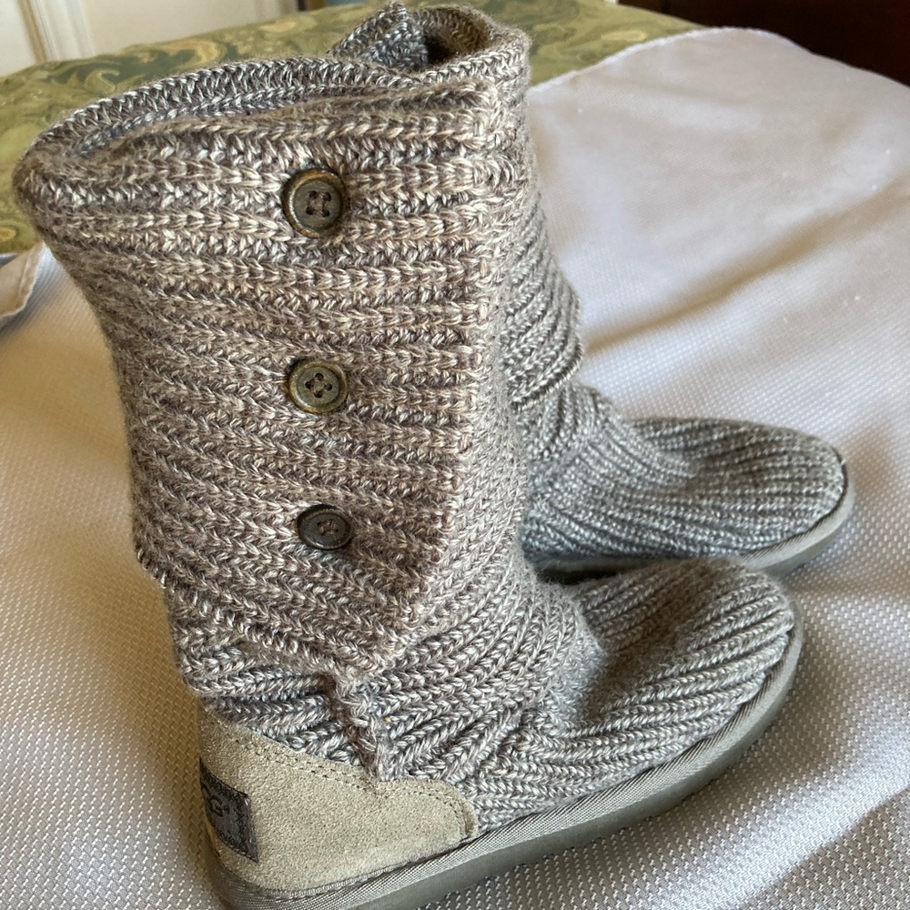 Uggs Cardy 2 style. Size 7. Asking $80.